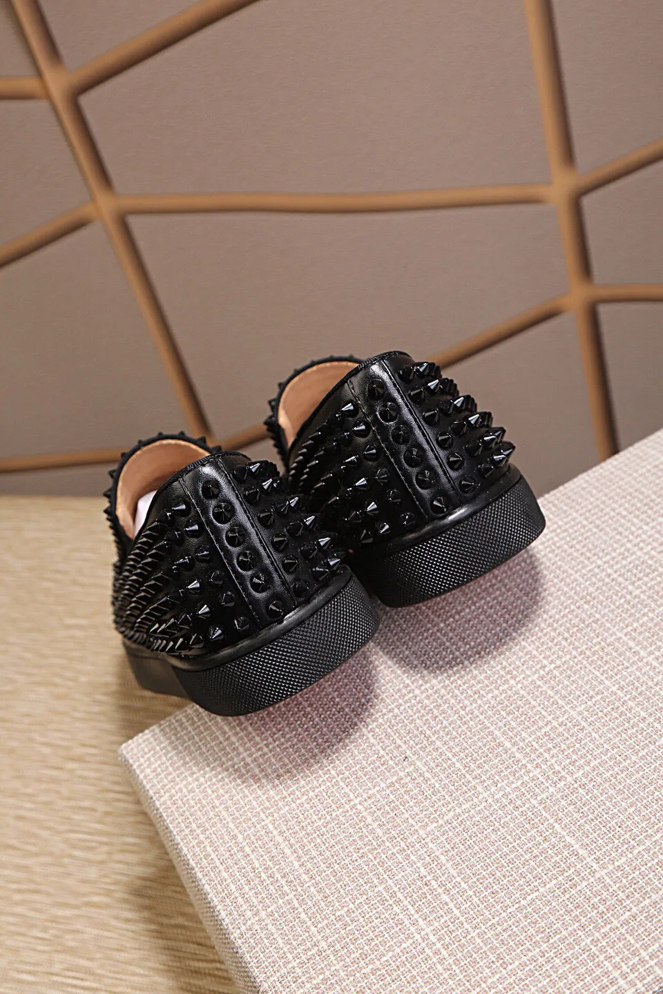 Ex-factory price 440. christian louboutin (CL red sole shoes) counter nail series, casual sneakers for couples 📢 📢 📢 Exclusive hot style release 🎈🎈💪 Movable latex feet 👻 Finished large sole car line [satisfied] 😝Female 35-40# Male 38#-46, global supply😝 [Top version]: original imported cowhide frosted upper, top original leather lining, original molded TPU outsole, original 1:1 detail processing, original shoe last, large quantity available from stock,